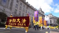 睽违两年 法轮功学员疫情后首游行 震撼英国民众