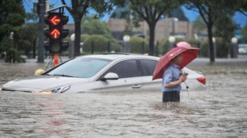 鄭州遭遇新一輪暴雨 高架橋變停車場(視頻)