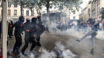 抗议健康通行证 法国上百城逾20万人上街