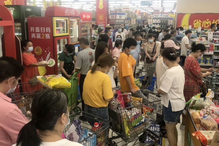 湖北宣布進入戰時狀態 武漢市民搶購物資(組圖)