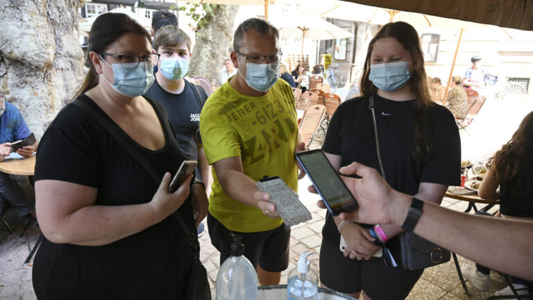 法國疫苗通行證法律生效 警察隨機查證