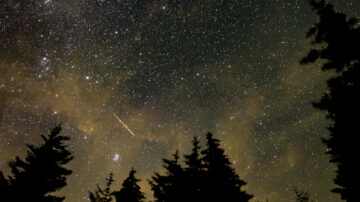 今年最大流星雨 英仙座流星雨照亮夜空