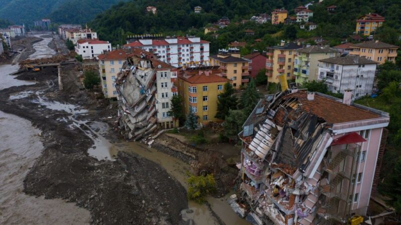 土耳其黑海洪災釀57死 屋蓋在河濱傳逾300人失蹤