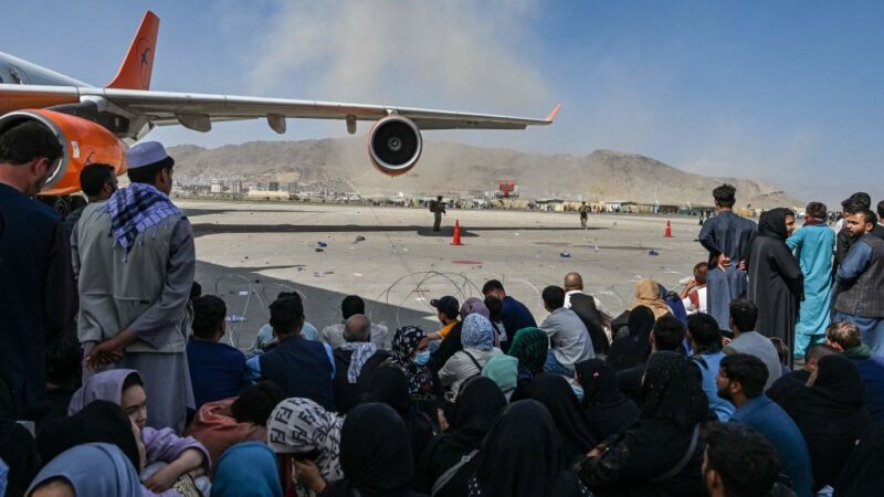 喀布尔国际机场混乱 阿富汗人徒手抓机酿悲剧