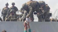 美軍成功救援嬰兒 喀布爾機場仍陷混亂