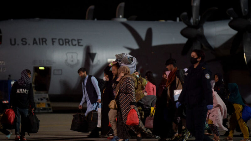 科索沃接收首批阿富汗難民 暫居美軍基地附近