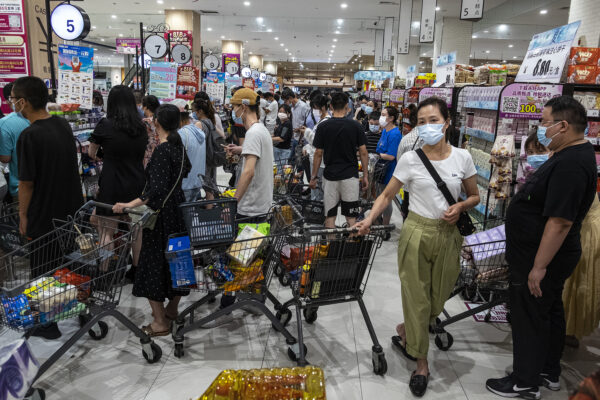 圖為8月2日，大批武漢市民在超市購物、囤積物資。（Getty Images）