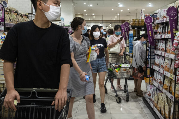 图为8月2日，大批武汉市民在超市购物、囤积物资。（Getty Images）