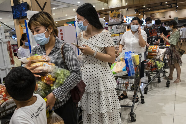 圖為8月2日，大批武漢市民在超市購物、囤積物資。（Getty Images）