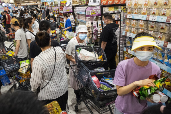 图为8月2日，大批武汉市民在超市购物、囤积物资。（Getty Images）