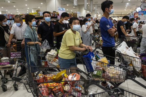 圖為8月2日，大批武漢市民在超市購物、囤積物資。（Getty Images）