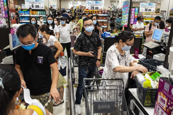 圖為8月2日，大批武漢市民在超市購物、囤積物資。（Getty Images）