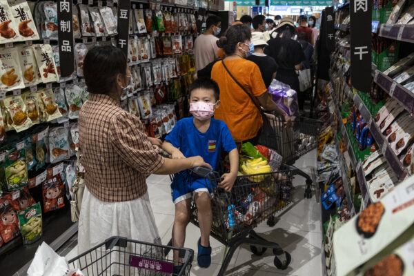 圖為8月2日，大批武漢市民在超市購物、囤積物資。（Getty Images）