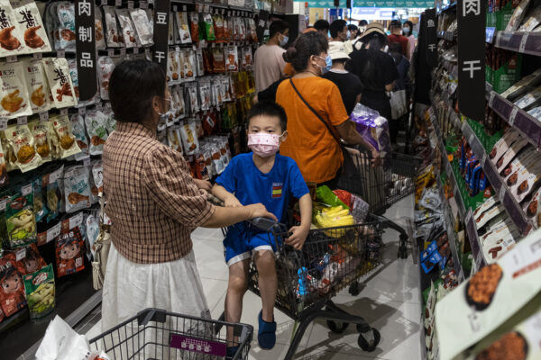 图为8月2日，大批武汉市民在超市购物、囤积物资。（Getty Images）