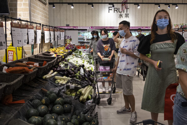 图为8月2日，大批武汉市民在超市购物、囤积物资。（Getty Images）