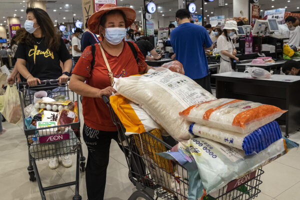 圖為8月2日，大批武漢市民在超市購物、囤積物資。（Getty Images）