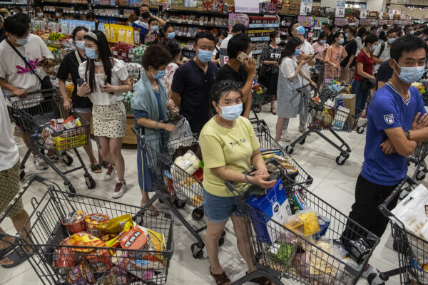 图为8月2日，大批武汉市民在超市购物、囤积物资。（Getty Images）