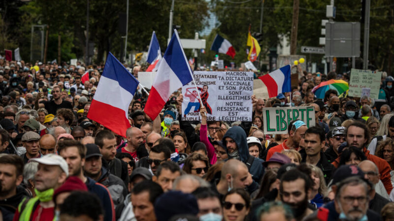 法国各地反对健康通行证 逾23万人上街创新高