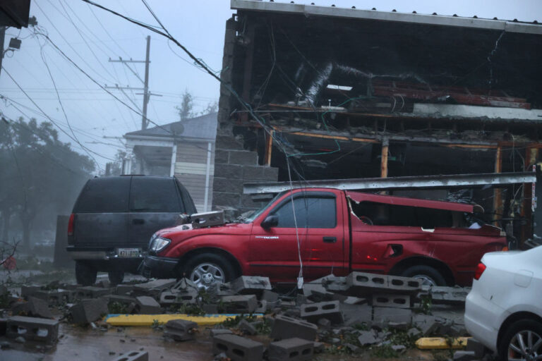 4級颶風艾達登陸路州 掀飛屋頂公路成河