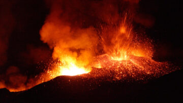 火與煙的怒吼 歐洲最高活火山意大利爆發