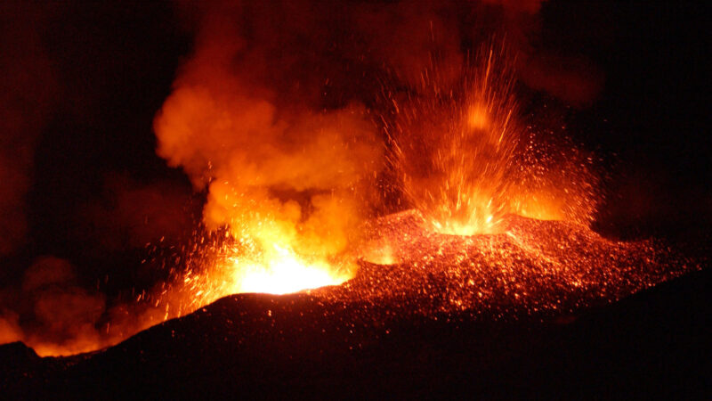 火與煙的怒吼 歐洲最高活火山意大利爆發