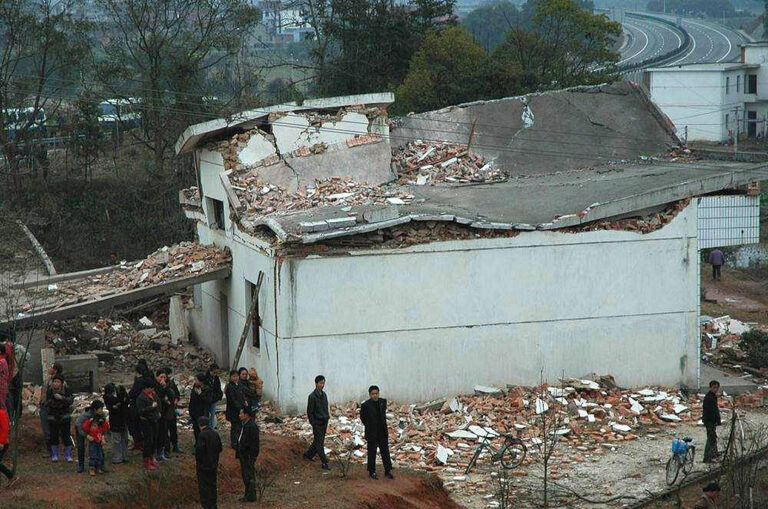 江西上饒3層民房坍塌致2傷 疑因液化氣罐爆炸