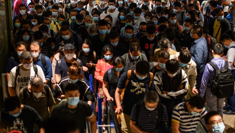 中國人赴美機票飆升至10萬元 專家：以後想跑也難