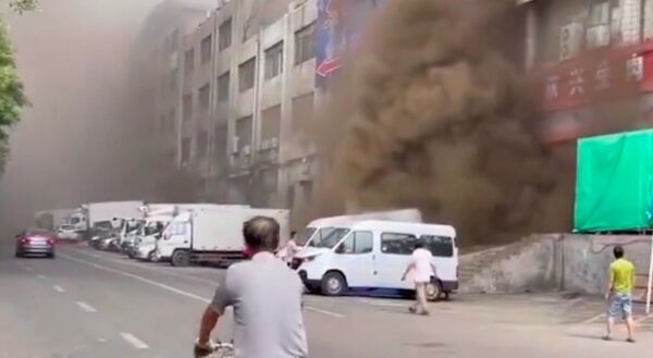 8月27日，遼寧大連市雙興市場附近著火，現場濃煙滾滾。（視頻截圖合成）