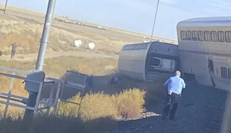 美國鐵路驚傳列車出軌 車廂翻覆至少3死50傷