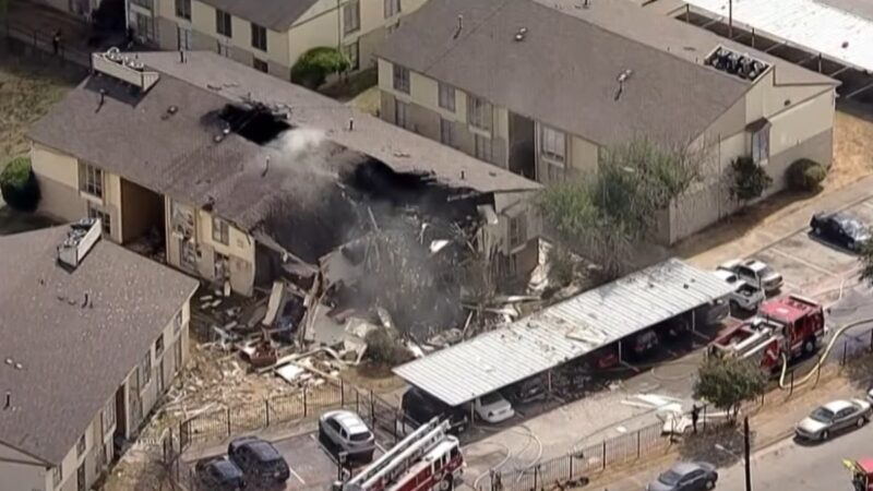 德州公寓飘瓦斯味突爆炸 消防员3人重伤