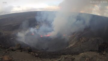 夏威夷火山“全面喷发” 熔岩喷泉往上直窜