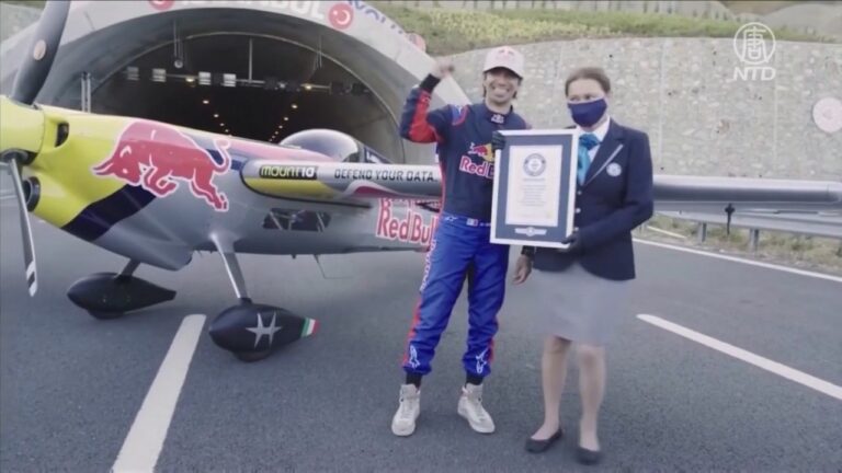 驚心動魄 史上第一人駕飛機穿越兩隧道
