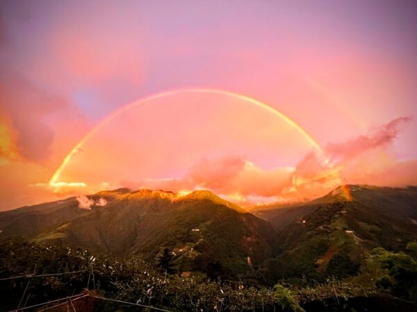 台风璨树前夕台湾高山出现 金黄色彩虹 新唐人中文电视台在线