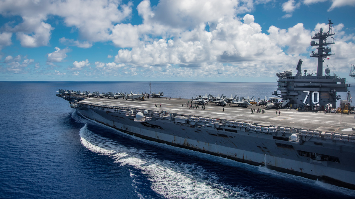 2017 年 4 月 23 日,美海軍「卡爾·文森」號航母(Carl Vinson Carrier)過境菲律賓海。(USN Mass Communication Specialist 2nd Class Z.A. Landers via Getty Images)