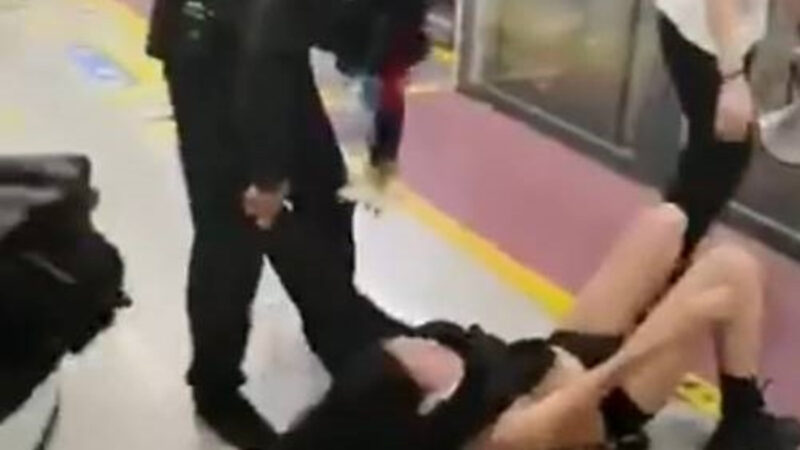 西安地铁女遭保安粗暴拖拽引公愤 微博热搜被撤