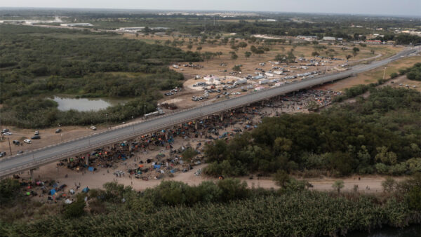 墨西哥移民惨案 载人货车翻车 至少53死54伤