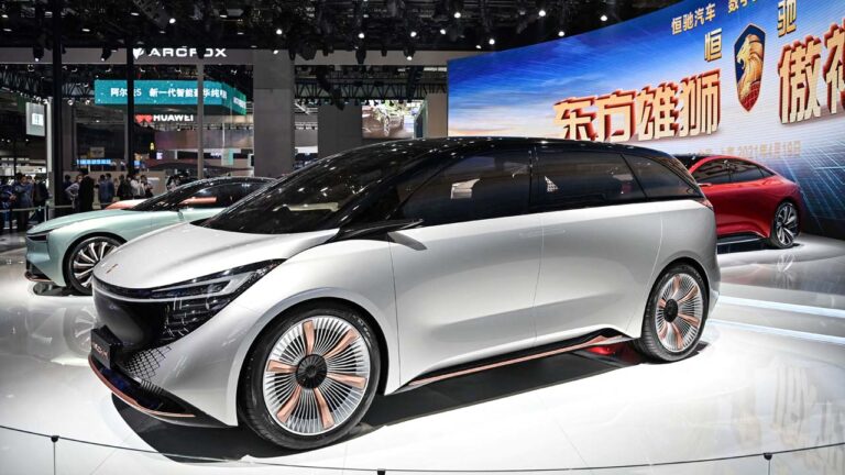 中國汽車芯片短缺 多家車企近3個月產量腰斬