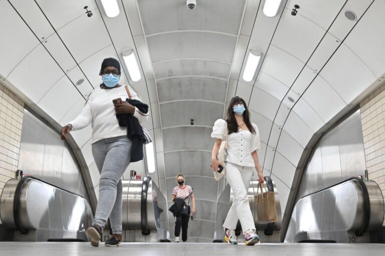 英國倫敦摔落地鐵電扶梯頻傳 疑跟疫情有關