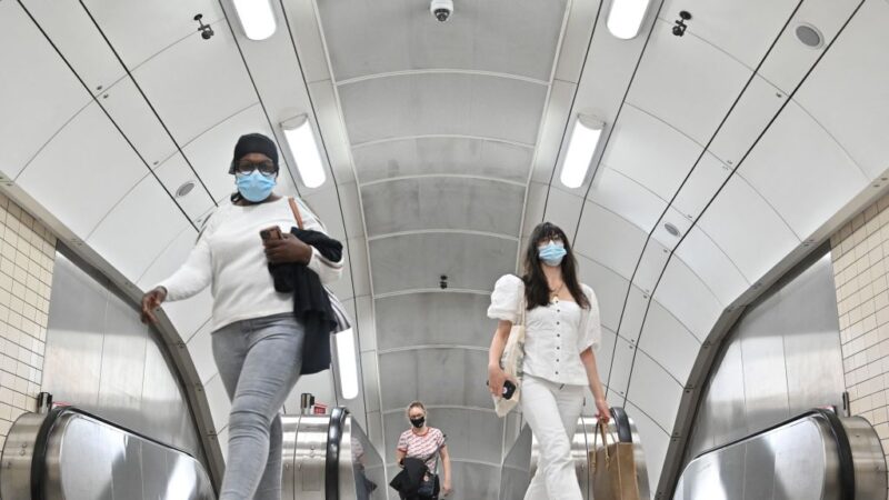 英國倫敦摔落地鐵電扶梯頻傳 疑跟疫情有關