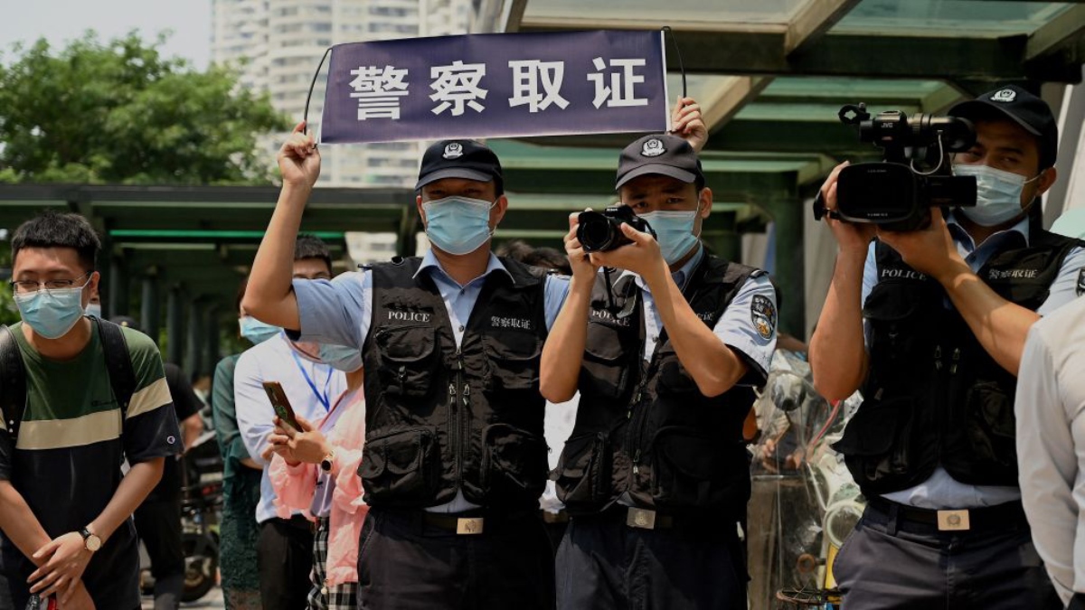 2021年9月15日,大批投資者聚集在恆大集團位於深圳的總部大樓,要求該公司立即兌付違約的金融產品,警方以「取證」為由在現場進行錄影。(NOEL CELIS/AFP via Getty Images)