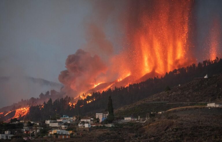 西班牙拉帕馬島火山噴發 千度熔岩流向住宅林地