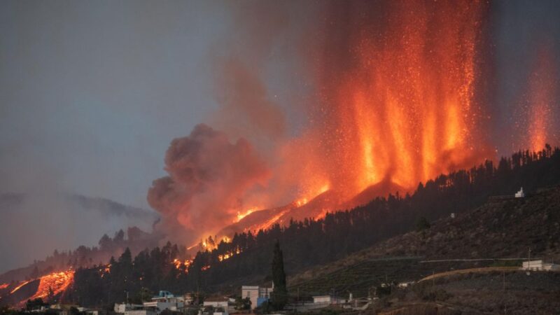 西班牙拉帕馬島火山噴發 千度熔岩流向住宅林地