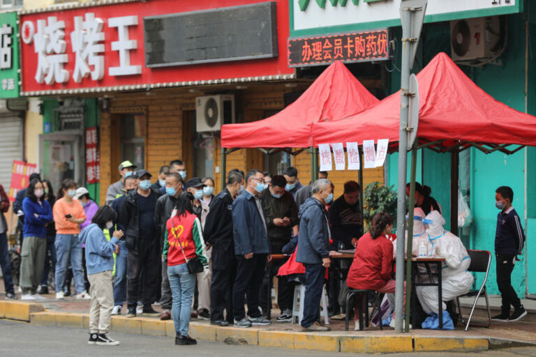 哈爾濱疫情升溫 樓棟被上鐵絲