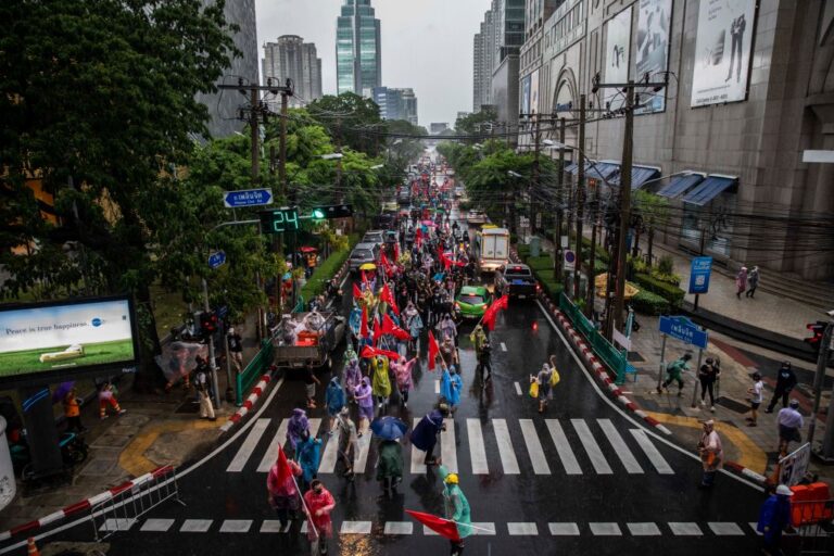 不同團體輪番示威遊行 泰總理三度挺過不信任案