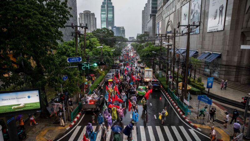 不同團體輪番示威遊行 泰總理三度挺過不信任案