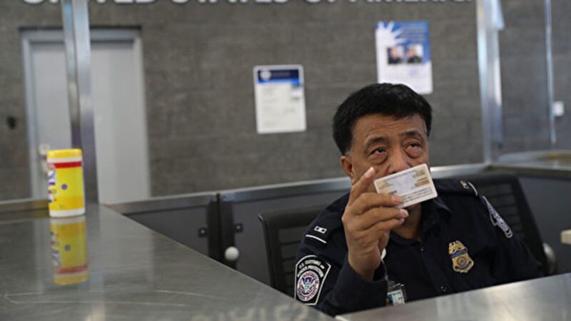 三名被遣返中国留学生传滞留机场 2人确诊1人隔离
