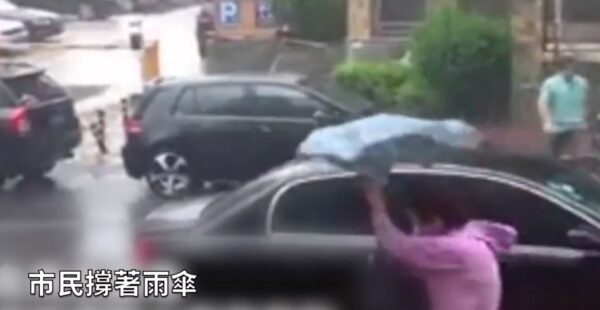 9月20日，遼寧省大連市現狂風暴雨。（視頻截圖）