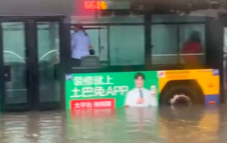 北京暴雨公交車被淹 天津強降雨司機遇難(視頻)