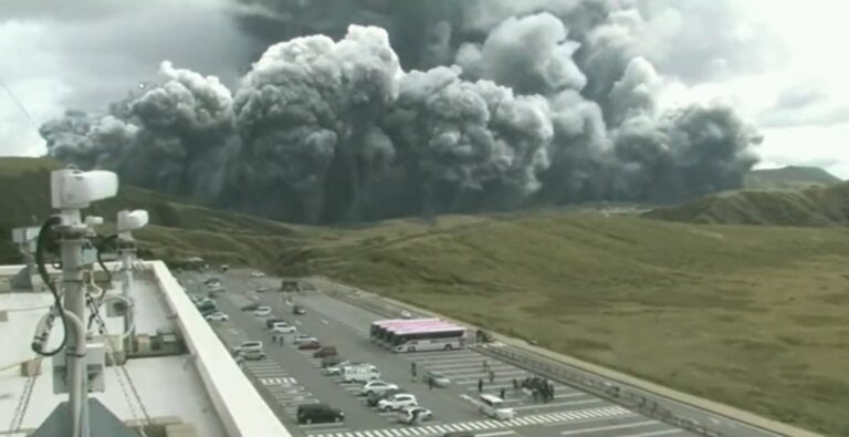 日本阿蘇火山噴發 煙灰衝高3500公尺