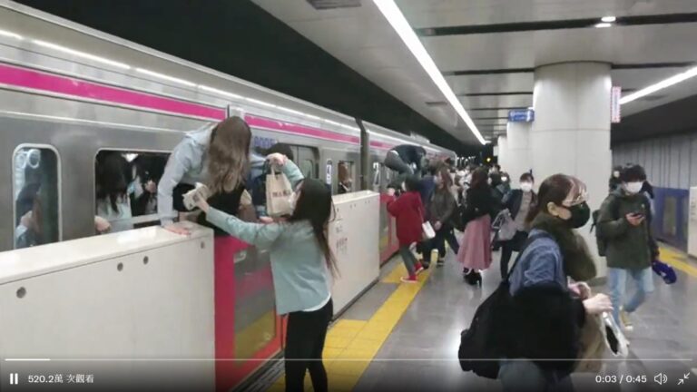 日男扮小丑 特急電車內揮刀縱火至少10人傷(視頻)